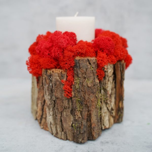 Декоративная свеча с красным мхом